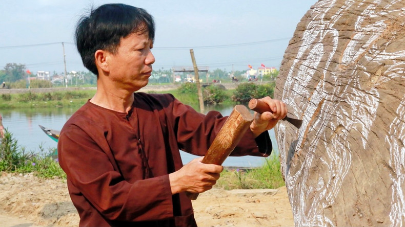 L’artisan Huynh Suong, du village de menuiserie de Kim Bông, fait la démonstration du métier de menuiserie. Photo : VOV. L’artisan Huynh Suong, du village de menuiserie de Kim Bông, fait la démonstration du métier de menuiserie. Photo : VOV.
