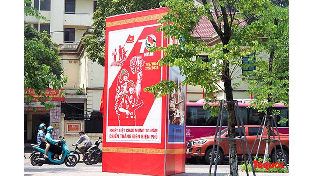Des affiches commémorant le 70e anniversaire de la Victoire de Diên Biên Phu sont disposées autour du lac de Hoan Kiêm. Photo : toquoc.vn Des affiches commémorant le 70e anniversaire de la Victoire de Diên Biên Phu sont disposées autour du lac de Hoan Kiêm. Photo : toquoc.vn
