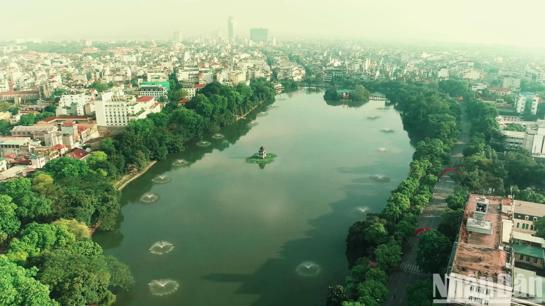 La tour de tortue est située au milieu de la zone verte de la ville. Photo : nhandan.vn