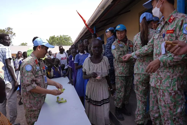 Les forces de maintien de la paix du Vietnam distribuent des gâteaux et du thé au lait aux enfants. Photo : l'Hôpital de campagne 2.5 du Vietnam Les forces de maintien de la paix du Vietnam distribuent des gâteaux et du thé au lait aux enfants. Photo : l'Hôpital de campagne 2.5 du Vietnam