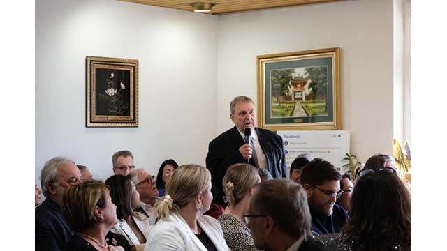 La rencontre est l’occasion pour les experts et amis partageant l’amour pour le Vietnam de se rencontrer, de revoir leurs souvenirs, de partager leurs expériences et de rechercher des opportunités de coopération dans l’avenir. Photo : Ambassade du Vietnam en Finlande. La rencontre est l’occasion pour les experts et amis partageant l’amour pour le Vietnam de se rencontrer, de revoir leurs souvenirs, de partager leurs expériences et de rechercher des opportunités de coopération dans l’avenir. Photo : Ambassade du Vietnam en Finlande.