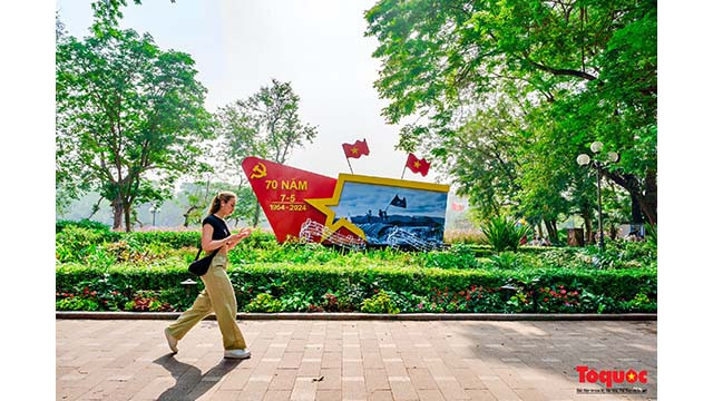 Célébrant le 49e anniversaire de la libération du Sud et de l’unification du pays, les habitants sont fiers de l’héroïsme de la nation vietnamienne, de sa tradition de solidarité et de son esprit de détermination à protéger l’intégrité territoriale sacrée de la Patrie. Photo : toquoc.vn Célébrant le 49e anniversaire de la libération du Sud et de l’unification du pays, les habitants sont fiers de l’héroïsme de la nation vietnamienne, de sa tradition de solidarité et de son esprit de détermination à protéger l’intégrité territoriale sacrée de la Patrie. Photo : toquoc.vn