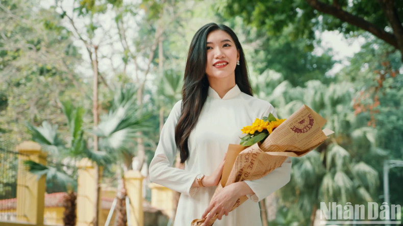 Le look printanier d'une jeune Vietnamienne dans une rue de la capitale. Photo : nhandan.vn