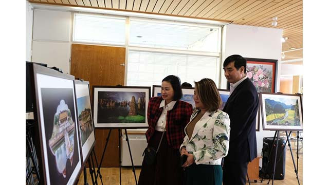 Les visiteurs lors de l'exposition de peintures inscrites au patrimoine mondial du Vietnam reconnu par l’UNESCO. Photo : Ambassade du Vietnam en Finlande. Les visiteurs lors de l'exposition de peintures inscrites au patrimoine mondial du Vietnam reconnu par l’UNESCO. Photo : Ambassade du Vietnam en Finlande.