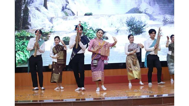 Les numéros artistiques interprétés par les étudiants laotiens lors de la rencontre à l'occasion de leur Têt traditionnel Bunpimay. Photo : thoidai.com.vn