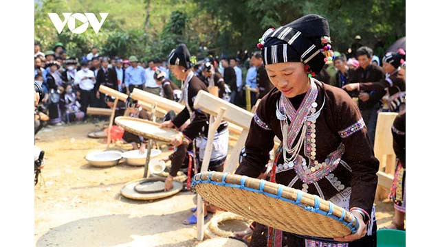 Sous les mains habiles des femmes de l'ethnie Lu, après pilage, le riz est tamisé et vanné à la main. Photo : VOV. Sous les mains habiles des femmes de l'ethnie Lu, après pilage, le riz est tamisé et vanné à la main. Photo : VOV.