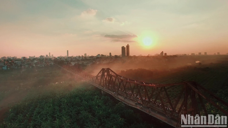 L’aube du lever du soleil sur le pont Long Biên. Photo : nhandan.vn