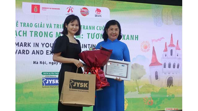 L'Union des organisations d'amitié de Cân Tho a reçu le premier prix collectif. Photo : thoidai.com.vn L'Union des organisations d'amitié de Cân Tho a reçu le premier prix collectif. Photo : thoidai.com.vn