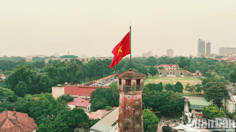 Le son du saxophone a également amené les spectateurs à la Tour du drapeau de Hanoi. Photo : nhandan.vn
