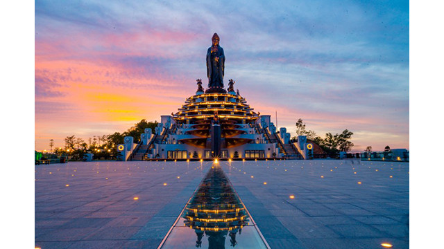 Le mont de Bà Den est également considéré comme une terre sacrée, où se trouvent la pagode Bà de 300 ans associée à la légende de la Déess-Mère Linh Son et un magnifique complexe spirituel au sommet de la montagne, avec notamment la statue de Bouddha en bronze, la plus haute d'Asie. Photo : NDEL. Le mont de Bà Den est également considéré comme une terre sacrée, où se trouvent la pagode Bà de 300 ans associée à la légende de la Déess-Mère Linh Son et un magnifique complexe spirituel au sommet de la montagne, avec notamment la statue de Bouddha en bronze, la plus haute d'Asie. Photo : NDEL.