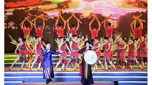 Une performance dans le cadre du programme artistique organisé en 2019 pour célébrer le 10e anniversaire du chant alterné (quan ho) de Bac Ninh devenue le patrimoine culturel immatériel représentatif de l'humanité. Photo : NDEL.