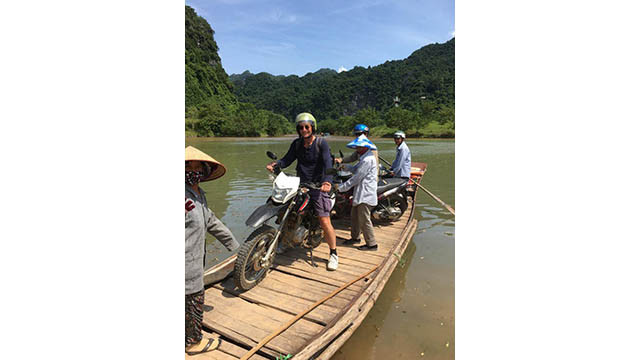 Le premier après-midi à Phong Nha, la famille d'Andrew a fait une excursion en barque depuis le bourg pour explorer l'une des grottes géantes du parc national. Photo : Toquoc.vn