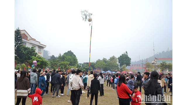 Le jeu de lancer de balles d’étoffe (« ném còn »). Photo : Quôc Hông/NDEL.