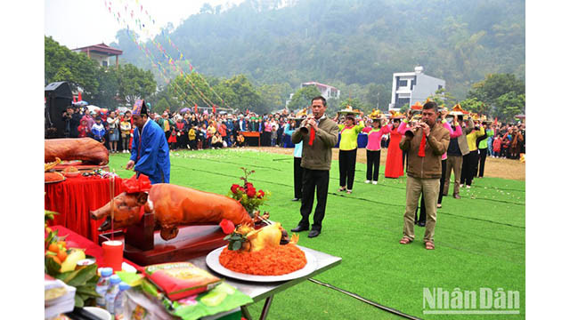 Les plateaux de culte des villages pour prier pour un temps favorable et de bonnes récoltes pour la nouvelle année. Photo : Quôc Hông.