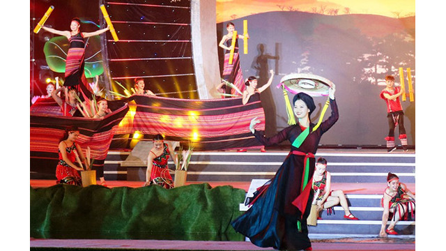 Une performance dans le cadre du programme artistique organisé en 2019 pour célébrer le 10e anniversaire du chant alterné (quan ho) de Bac Ninh devenue le patrimoine culturel immatériel représentatif de l'humanité. Photo : NDEL.