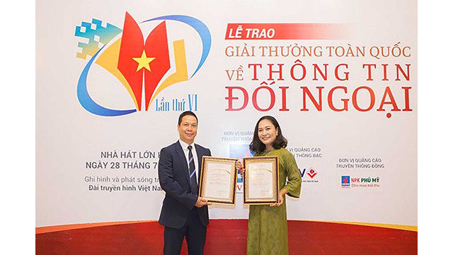 Lê Hông Quân reçoit le prix de l'innovation lors de la cérémonie de remise des Prix nationaux de l’information pour l’étranger pour son projet de calendrier Truong Sa - la plate-forme DK1. Photo : baoquocte.vn