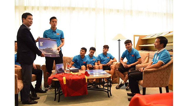 Lê Hông Quân offre des calendriers de Truong Sa et de la plate-forme DK1 à l'équipe nationale de football. Photo : baoquocte.vn