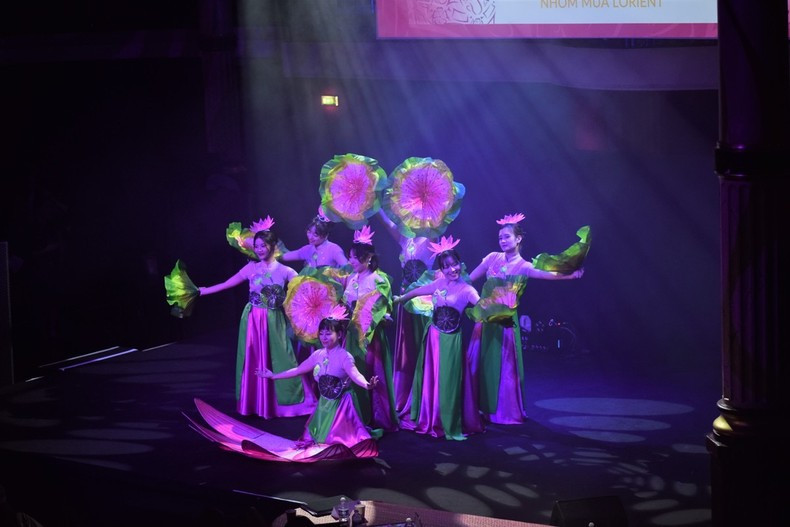 Les numéros artistiques contribuent à promouvoir la promotion des particularités culturelles et artistiques des deux pays aux amis internationaux, images de la nature, du pays, des gens et du tourisme du Vietnam. Photo : NDEL. Les numéros artistiques contribuent à promouvoir la promotion des particularités culturelles et artistiques des deux pays aux amis internationaux, images de la nature, du pays, des gens et du tourisme du Vietnam. Photo : NDEL.