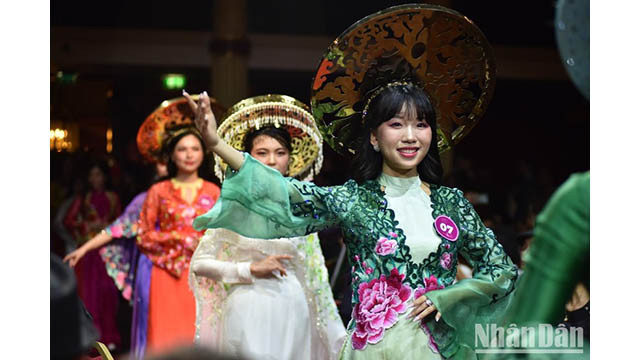 Les numéros artistiques contribuent à promouvoir la promotion des particularités culturelles et artistiques des deux pays aux amis internationaux, images de la nature, du pays, des gens et du tourisme du Vietnam. Photo : NDEL. Les numéros artistiques contribuent à promouvoir la promotion des particularités culturelles et artistiques des deux pays aux amis internationaux, images de la nature, du pays, des gens et du tourisme du Vietnam. Photo : NDEL.