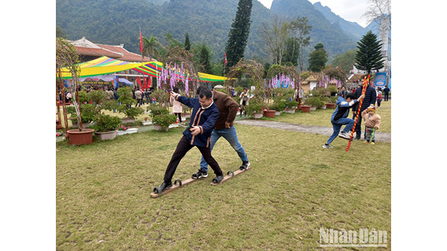 Les visiteurs ont l'occasion de s'immerger dans l'ambiance vibrante des jeux traditionnels comme le lancer de balles d’étoffe, la marche sur échasses, la marche en sabots..., profiter de la culture culinaire unique des minorités ethniques du district... Photo: NDEL Les visiteurs ont l'occasion de s'immerger dans l'ambiance vibrante des jeux traditionnels comme le lancer de balles d’étoffe, la marche sur échasses, la marche en sabots..., profiter de la culture culinaire unique des minorités ethniques du district... Photo: NDEL