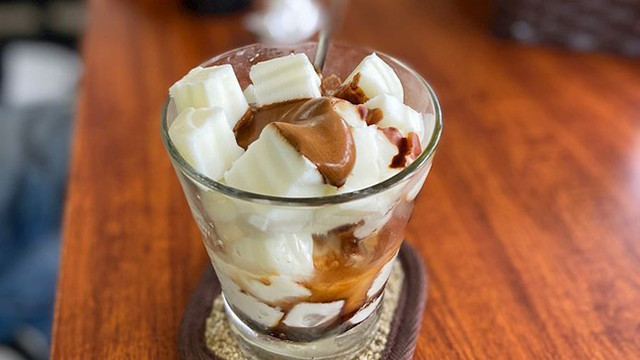 Le café au yaourt s'est classé 47e, que TasteAtlas a qualifié de « un peu étrange ». Photo : congthuong.vn Le café au yaourt s'est classé 47e, que TasteAtlas a qualifié de « un peu étrange ». Photo : congthuong.vn