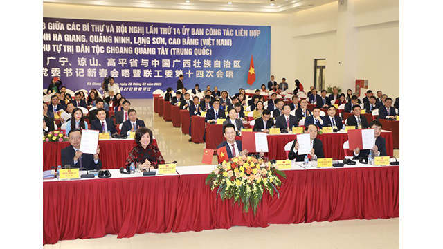 Les secrétaires des provinces/régions ont signé le procès-verbal de la conférence et l'accord de coopération entre les provinces vietnamiennes de Hà Giang, Lang Son, Quang Ninh, Cao Bang et le secrétaire du Comité du Parti de la région autonome Zhuang du Guangxi (période 2023 - 2027). Photo : NDEL.