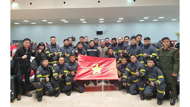 L'ambassadeur Dô Son Hai (au centre) a pris une photo avec l'équipe de secours du ministère de la Sécurité publique en Turquie. Photo : Ambassade du Vietnam en Turquie. L'ambassadeur Dô Son Hai (au centre) a pris une photo avec l'équipe de secours du ministère de la Sécurité publique en Turquie. Photo : Ambassade du Vietnam en Turquie.