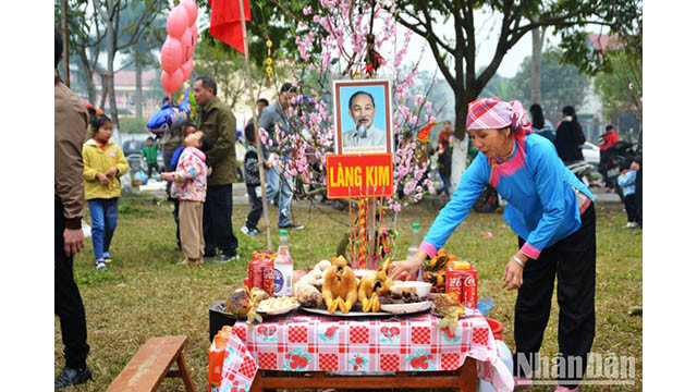 Les plateaux de culte des villages, avec la photo de l’Oncle Hô pour prier pour un temps favorable et de bonnes récoltes pour la nouvelle année. Photo : Quôc Hông