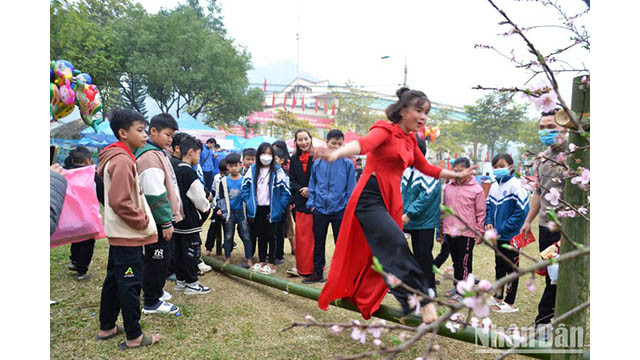 Le jeu d'équilibre sur le pont. Photo: Quôc Hông/NDEL.