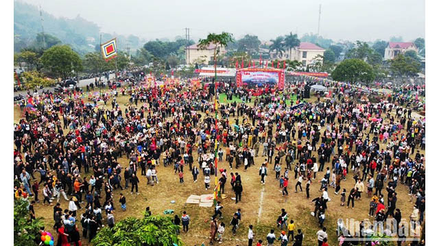 La fête de descente aux champs au début du Nouvel An a lieu sur un grand terrain de la commune de Quang Kim, attirant beaucoup de monde et de touristes. Photo : Quôc Hông/NDEL.