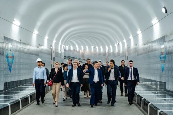 La délégation de l'AFD a visité le projet hydroélectrique élargi de Hoa Binh. Photo : SGGP. La délégation de l'AFD a visité le projet hydroélectrique élargi de Hoa Binh. Photo : SGGP.