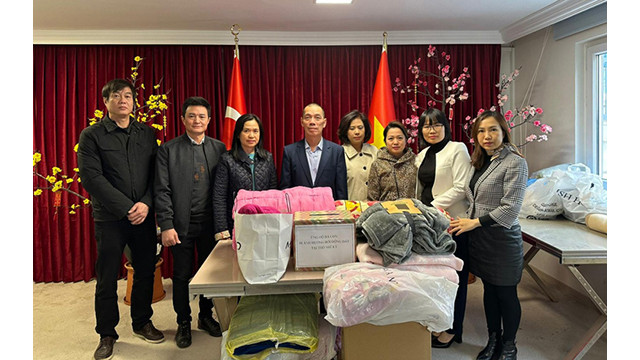 L'ambassade fait des dons pour soutenir le peuple turc. Photo : Ambassade du Vietnam en Turquie. L'ambassade fait des dons pour soutenir le peuple turc. Photo : Ambassade du Vietnam en Turquie.