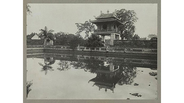 Le Pavillon de la constellation des lettres au Van Miêu-Quôc Tu Giam et le puits de Thiên Quang en 1920. Photo : congthuong.com.vn Le Pavillon de la constellation des lettres au Van Miêu-Quôc Tu Giam et le puits de Thiên Quang en 1920. Photo : congthuong.com.vn