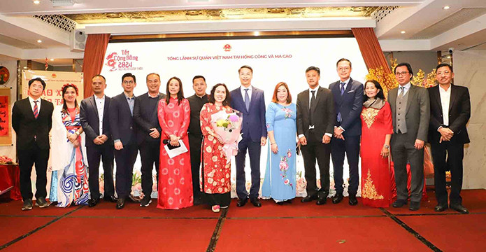Le consul général Pham Binh Dàm et le Comité exécutif de l'Association vietnamienne à Hong Kong. Photo : baoquocte.vn
