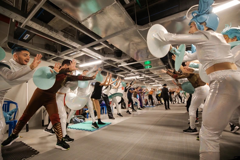 Les artistes de 20 pays à travers le monde font des répétitions toujours avec enthousiasme chaque soir. Photo: NDEL Les artistes de 20 pays à travers le monde font des répétitions toujours avec enthousiasme chaque soir. Photo: NDEL