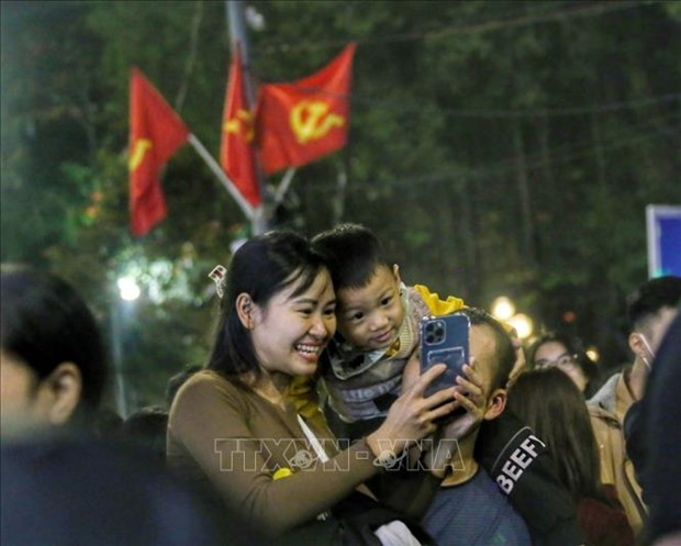 À Hanoi, à la place Dông Kinh Nghia Thuc, au bord du lac de l’Épée restituée, un programme de compte à rebours a réuni une foule nombreuse dans une ambiance effervescente. Photo : VNA À Hanoi, à la place Dông Kinh Nghia Thuc, au bord du lac de l’Épée restituée, un programme de compte à rebours a réuni une foule nombreuse dans une ambiance effervescente. Photo : VNA