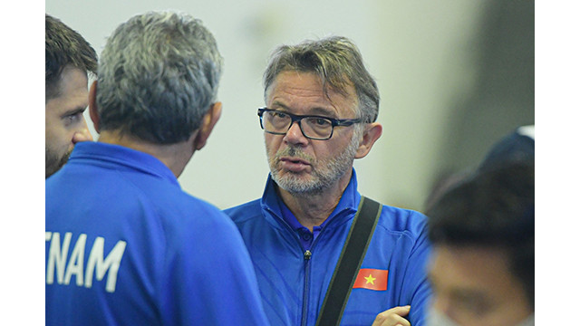 L'entraîneur Philippe Troussier et ses assistants sont le 5 janvier à l'aéroport international de Nôi Bài. Photo : hanoimoi.vn