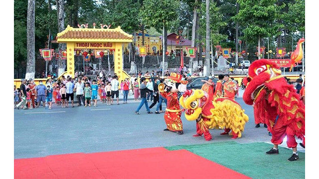 La cérémonie en l'honneur de Thoai Ngoc Hâu a attiré un grand nombre d'habitants locaux et de visiteurs. Photo : mia.vn La cérémonie en l'honneur de Thoai Ngoc Hâu a attiré un grand nombre d'habitants locaux et de visiteurs. Photo : mia.vn