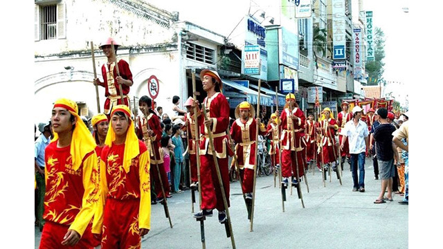 Le rite traditionnel lors de la fête de la maison communale de Châu Phu. Photo : mia.vn Le rite traditionnel lors de la fête de la maison communale de Châu Phu. Photo : mia.vn