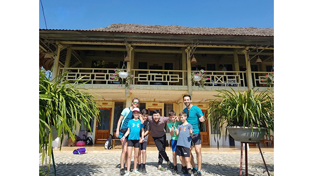 Les visiteurs apprécient le beau paysage et l'unique culture des ethnies vivant à Sa Pa. Photo: VOV Les visiteurs apprécient le beau paysage et l'unique culture des ethnies vivant à Sa Pa. Photo: VOV