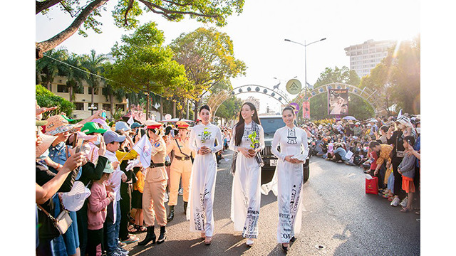 La Miss Vietnam 2018 Trân Tiêu Vy, la Miss Intercontinental 2022 Lê Nguyên Bao Ngoc et la première dauphine de Miss Vietnam 2010, Hoàng My et des milliers d'habitants et de touristes au 8ème Festival du Café de Buôn Ma Thuôt, fête nationale du Café" attirant près de 90 000 visiteurs". Photo: Discovery
