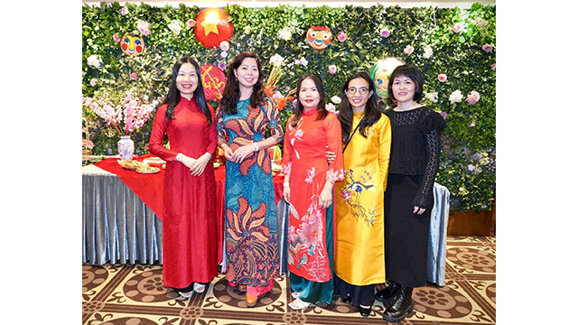 L'image du gracieux "ao dài" (tunique traditionnelle vietnamienne) est apparue lors de l'événementdu Têt communautaire de l'année du Dragon 2024 célébré par la communauté vietnamienne à Hong Kong et à Macao. Photo : baoquocte.vn