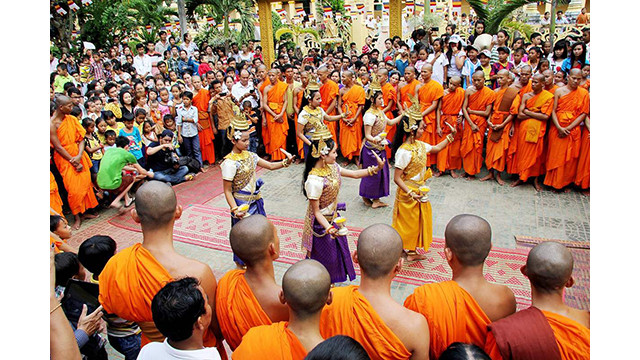 Le rite de la fête Chol Chnam Thmay se tient très solennellement dans les temples khmers. Photo: mia.vn Le rite de la fête Chol Chnam Thmay se tient très solennellement dans les temples khmers. Photo: mia.vn