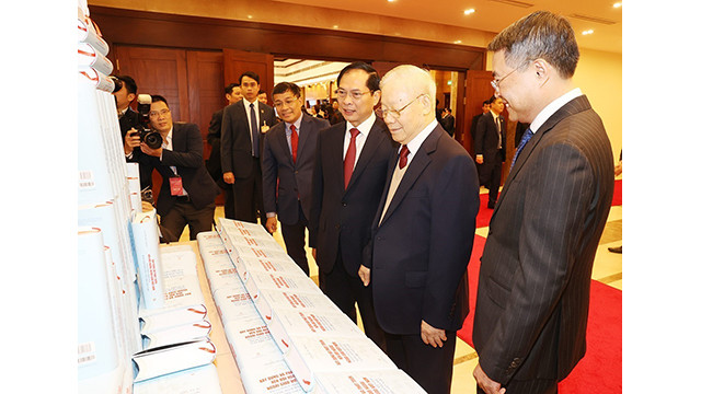 Le Secrétaire général du Parti, Nguyên Phu Trong, lors de la cérémonie de lancement du livres sur la diplomatie vietnamienne à la 32e Conférence diplomatique. Photo: VNA. Le Secrétaire général du Parti, Nguyên Phu Trong, lors de la cérémonie de lancement du livres sur la diplomatie vietnamienne à la 32e Conférence diplomatique. Photo: VNA.