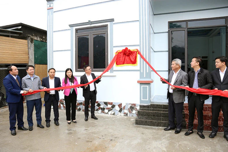 Inauguration d'une maison de la « Grande solidarité » chez la famille de Dinh Van Tinh, village Nà Va, commune Thuong Lâm. Photo : NDEL. Inauguration d'une maison de la « Grande solidarité » chez la famille de Dinh Van Tinh, village Nà Va, commune Thuong Lâm. Photo : NDEL.