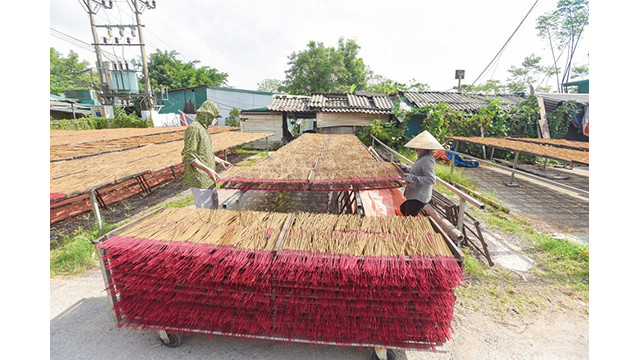 Les habitants du village artisanal de Quang Phu Câu dans le district d'Ung Hoà, à Hanoi, font sécher à l’extérieur des bâtons d'encens pour se préparer au Têt traditionnel. Photo : kinhtedothi.vn Les habitants du village artisanal de Quang Phu Câu dans le district d'Ung Hoà, à Hanoi, font sécher à l’extérieur des bâtons d'encens pour se préparer au Têt traditionnel. Photo : kinhtedothi.vn