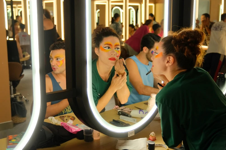 En coulisses, les comédiens préparent minutieusement avant le spectacle. Photo: NDEL En coulisses, les comédiens préparent minutieusement avant le spectacle. Photo: NDEL