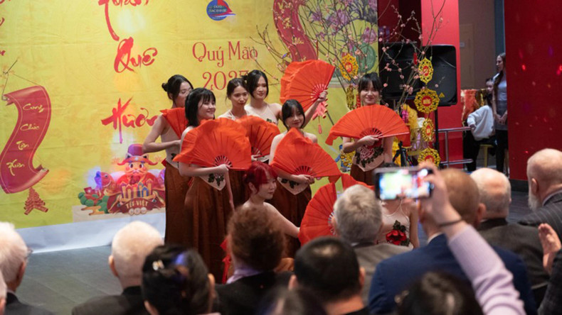 Un numéro artistique représenté par des jeunes vietnamiens lors du programme « Xuân Quê huong » (Printemps au pays natal) à l’occasion du Têt traditionnel 2023. Photo : Thanh Thê/NDEL. Un numéro artistique représenté par des jeunes vietnamiens lors du programme « Xuân Quê huong » (Printemps au pays natal) à l’occasion du Têt traditionnel 2023. Photo : Thanh Thê/NDEL.