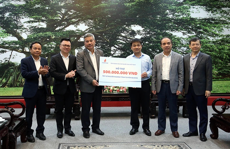 Les dirigeants du Journal Nhân Dân et du Groupe du pétrole et du gaz du Vietnam ont fait don de 500 millions de dôngs au fonds du Têt pour les pauvres de la province de Tuyên Quang. Photo : NDEL. Les dirigeants du Journal Nhân Dân et du Groupe du pétrole et du gaz du Vietnam ont fait don de 500 millions de dôngs au fonds du Têt pour les pauvres de la province de Tuyên Quang. Photo : NDEL.