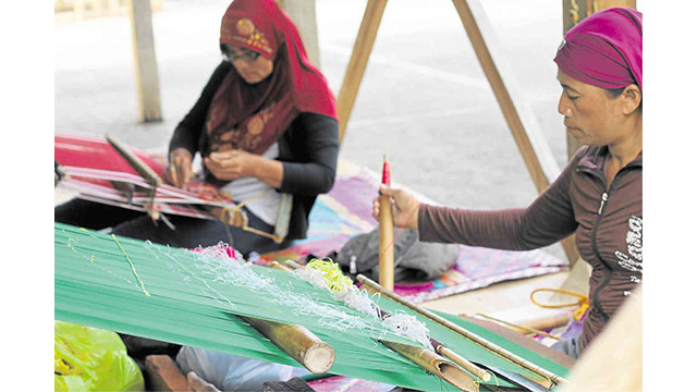 Il y a plus de 80 grands groupes ethnolinguistiques aux Philippines et chacun possède ses propres textiles traditionnels. Photo : Ambassade des Philippines à Hanoi. Il y a plus de 80 grands groupes ethnolinguistiques aux Philippines et chacun possède ses propres textiles traditionnels. Photo : Ambassade des Philippines à Hanoi.